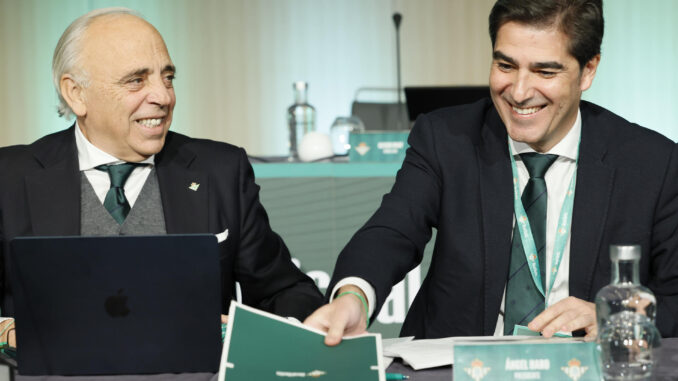 El presidente del Real Betis Balompié, Ángel Haro (d), durante la reunión de la Junta General de Accionistas 2024, este martes en Sevilla. EFE/José Manuel Vidal
