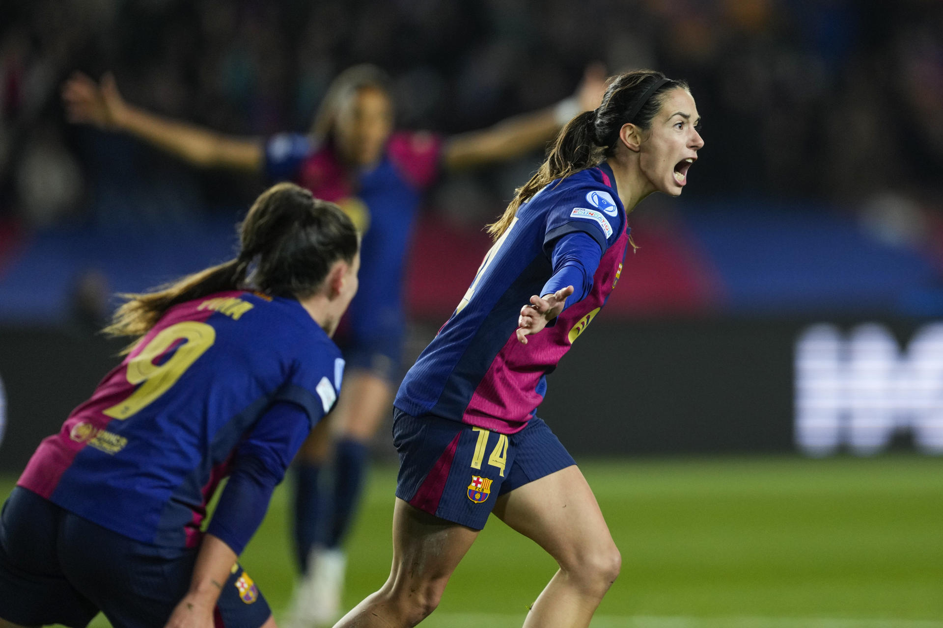 La jugadora del Barcelona Aitana Bonmatí (d) celebra el segundo gol de su equipo en el partido de Liga de Campeones femenina entre el Barcelona y el Manchester City, este miércoles en el estadio olímpico Lluis Companys. EFE/ Alejandro García
