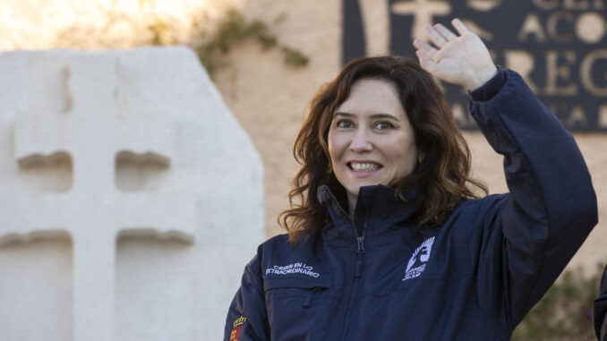 La presidenta de la Comunidad de Madrid, Isabel Díaz Ayuso, este domingo durante la visita a la basílica de la Santa y Vera Cruz de Caravaca de la Cruz con motivo de la celebración del Año Jubilar. EFE/Marcial Guillén
