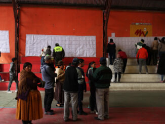 Personas asisten a un puesto de votación durante las elecciones judiciales este domingo, en La Paz (Bolivia). EFE/ Luis Gandarillas