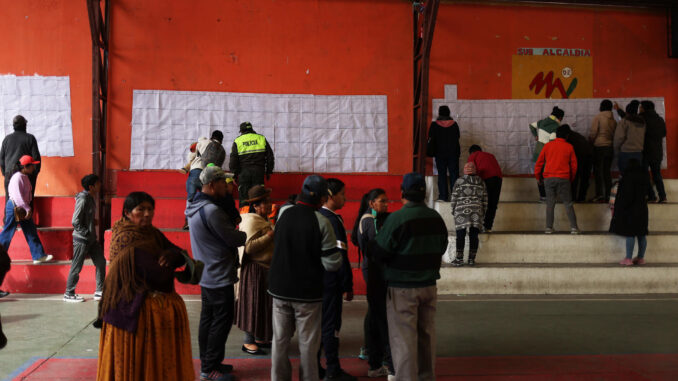 Personas asisten a un puesto de votación durante las elecciones judiciales este domingo, en La Paz (Bolivia). EFE/ Luis Gandarillas
