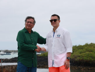 Fotografía cedida por la Presidencia de Ecuador del presidente ecuatoriano, Daniel Noboa (d), y el de Colombia, Gustavo Petro, durante un encuentro este domingo en Islas Galápagos (Ecuador). EFE/ Presidencia De Ecuador