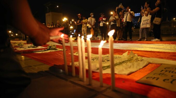 Fotografía de archivo en donde un grupo de personas participa en una vigilia en homenaje a muertos en las protestas antigubernamentales frente al Palacio de Justicia en Lima (Perú). EFE/ Paolo Aguilar
