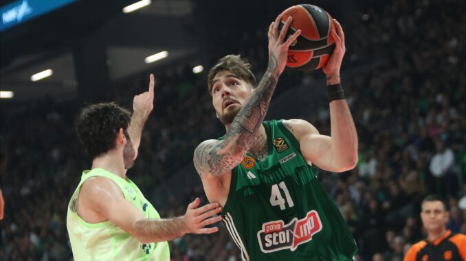 El jugador Juancho Hernangomez (d), del Panathinaikos, en acción durante el partido de la Euroliga jugado en Atenas. EFE/EPA/PETE ANDREOU
