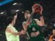 El jugador Juancho Hernangomez (d), del Panathinaikos, en acción durante el partido de la Euroliga jugado en Atenas. EFE/EPA/PETE ANDREOU