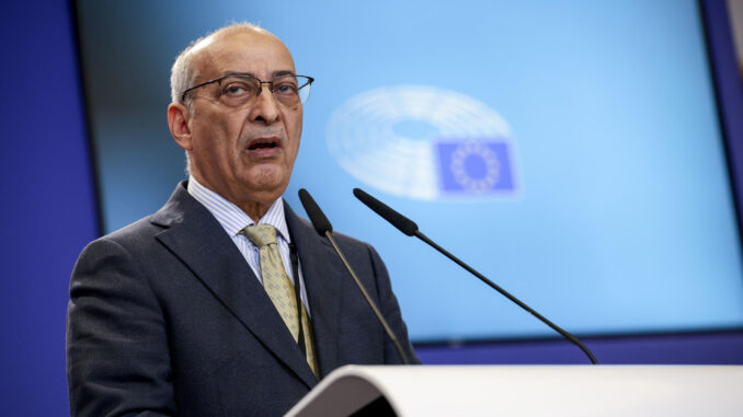 Omar Mansur, representante del Frente Polisario para la UE, durante la rueda de prensa que ha ofrecido este martes en Bruselas sobre las consecuencias jurídicas de la sentencia del TJUE sobre los recursos naturales del Sáhara Occidental. EFE/ Pablo Garrigós
