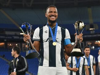 El jugador venezolano Salomon Rondon, del CF Pachuca, celebra la consecución de la FIFA Challenger Cup tras ganar a Al Ahly FC, en Doha, Catar. EFE/EPA/NOUSHAD THEKKAYIL