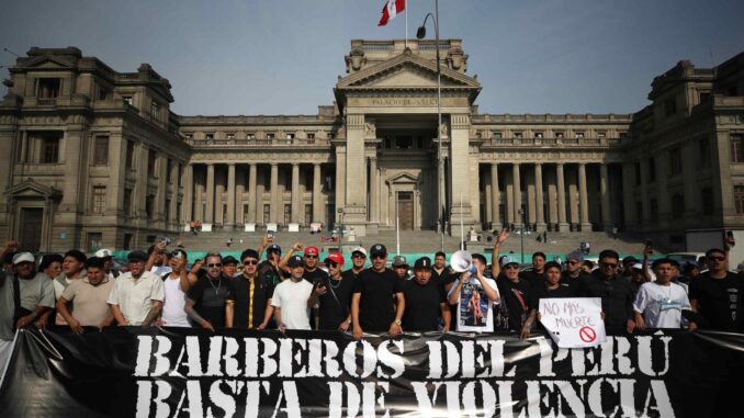 Miembros del gremio de barberos de Lima participan en una movilización este miércoles, en Lima (Perú). EFE/ Paolo Aguilar
