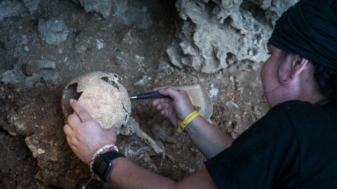 Imagen de una de las científicas que han participado en la excavación arqueológica en Canimar Abajo, Cuba. Crédito: Elio Miranda
