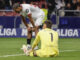 Los jugadores del Sevilla, el guardameta Álvaro Fernández (d) y el francés Loic Badé, tras encajar el cuarto gol durante el encuentro correspondiente a la jornada 16 de Laliga EA Sports que han disputado Atlético de Madrid y Sevilla en el estadio Metropolitano, en Madrid. EFE / Sergio Perez.