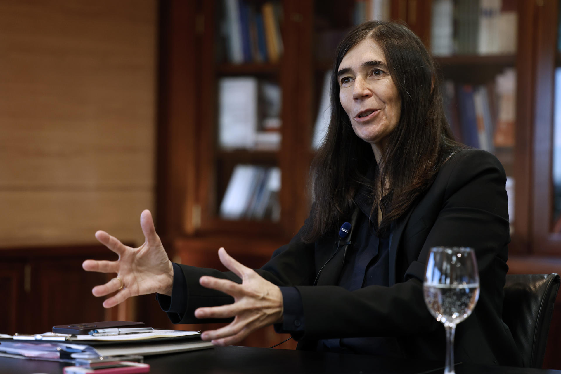 La directora científica del Centro Nacional de Investigaciones Oncológicas, María Blasco, durante una entrevista con EFE en la que denuncia que ella y el CNIO están siendo víctimas de una campaña de desinformación "inaceptable" y afirma que ahora mismo su deber es estar al frente de la institución para "aclarar" la situación y hacer lo que le ha pedido el patronato. EFE/Chema Moya
