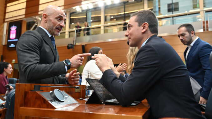 El socialista Jesús Celada (i) conversa con Juan Lobato (d) antes del comienzo del pleno de este jueves en la Asamblea de Madrid. EFE/ Fernando Villar
