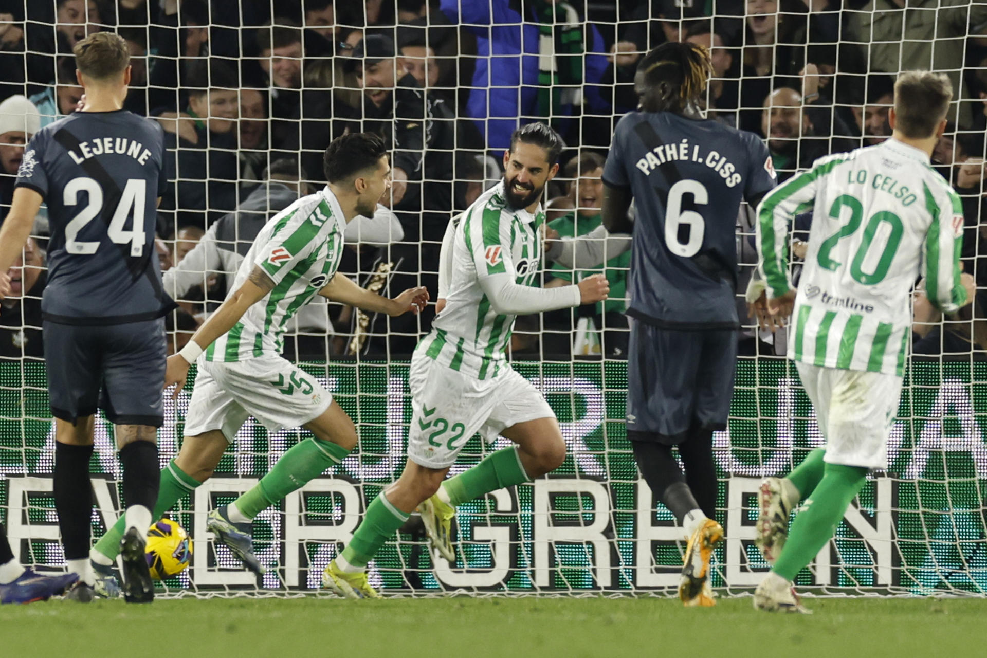 El centrocampista del Betis Francisco Alarcón Isco (c) celebra su gol, marcado de penalti, durante el partido de la jornada 18 de LaLiga EA Sports disputado este domingo entre el Real Betis y el Rayo Vallecano en el estadio Benito Villamarín de Sevilla. EFE/ Julio Muñoz
