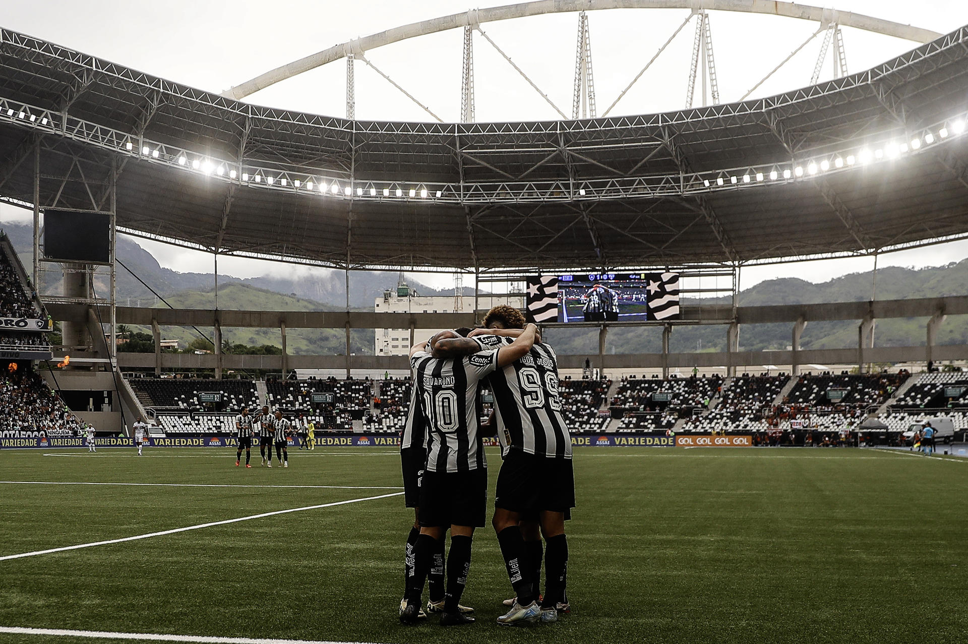 Los jugadores de Botafogo celebran un gol ante Sao Paulo durante un partido de la jornada 38 del Brasileirao, en el estadio Olímpico Nilton Santos, en Río de Janeiro (Brasil). EFE/ Antonio Lacerda
