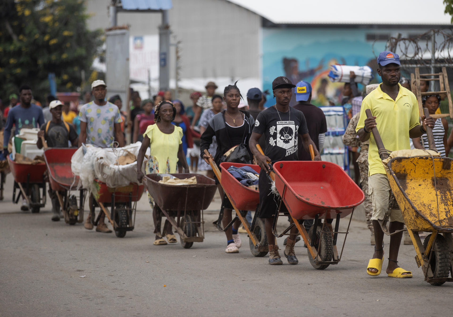 Fotografía del 29 de noviembre de 2024 de ciudadanos haitianos movilizándose al mercado binacional, en Dajabón (República Dominicana). EFE/ Orlando Barría
