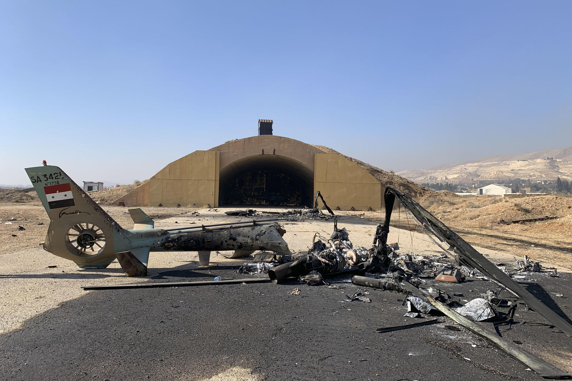 Los restos de una aeronave bombardeada por Israel en la base aérea de Mezzeh, a las afueras de Damasco, vistos el 18 de diciembre de 2024. EFE/Noemí Jabois
