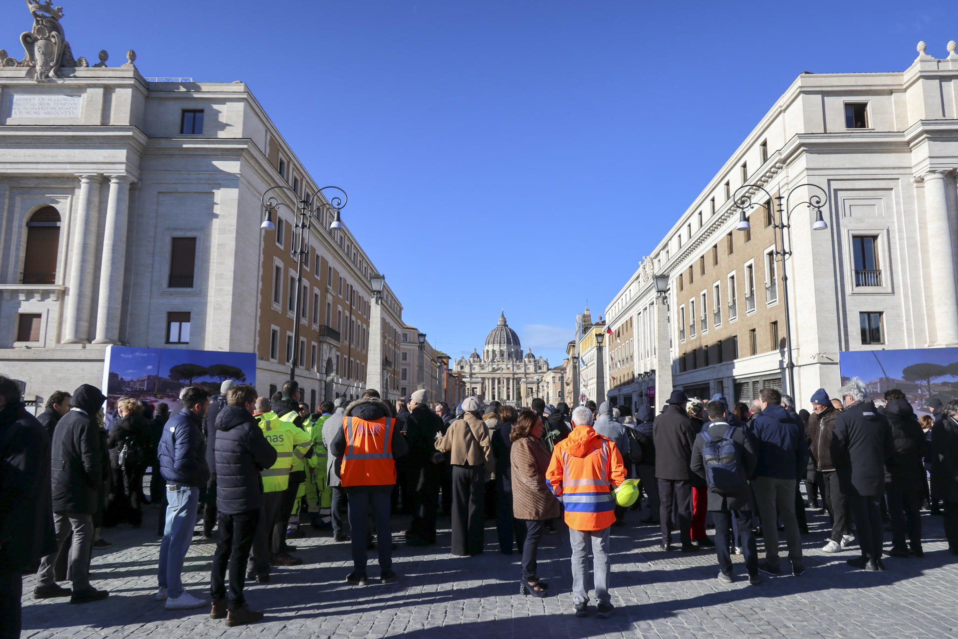 ROMA, 23/12/2024.- Inauguración este lunes la nueva Plaza Pia, un enorme espacio peatonal con capacidad para 150.000 personas que une Roma con la Plaza de San Pedro del Vaticano y que está llamado a ser el epicentro de los eventos más importantes del Jubileo. EFE/ Claudia Sacristán
