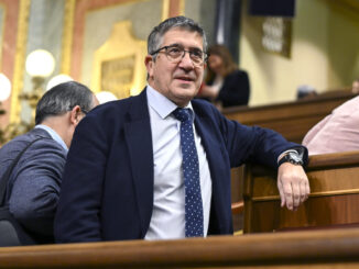 El portavoz del PSOE en el Congreso, Patxi López, a su llegada al pleno que este jueves celebra el Congreso. EFE/ Fernando Villar