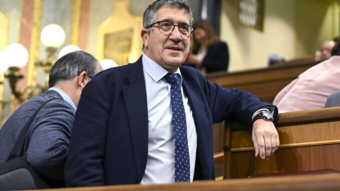 El portavoz del PSOE en el Congreso, Patxi López, a su llegada al pleno que este jueves celebra el Congreso. EFE/ Fernando Villar
