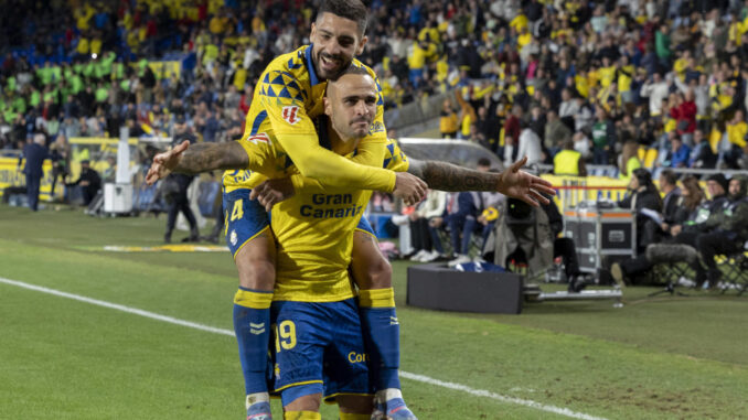 El jugador de la Unión Deportiva Las Palmas Sandro celebra su gol ante el Espanyol durante el partido de la jornada 18 de LaLiga EA Sports que ambos equipos disputaron este domingo en el Estadio de Gran Canaria en Las Palmas de Gran Canaria. EFE/ Quique Curbelo
