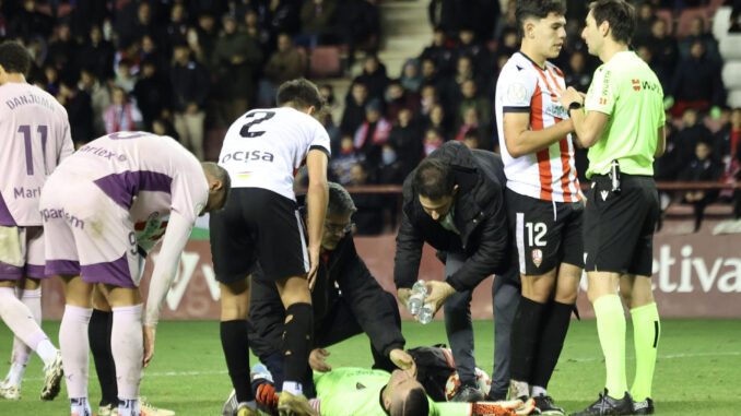 El guardameta del Logroñés Enrique Royo se retira lesionado durante el partido de fútbol de la segunda ronda de la Copa del Rey entre la Unión Deportiva Logroñés y el Girona FC, este miércoles en el Estadio Municipal de Las Gaunas, en Logroño.-EFE/ Raquel Manzanares
