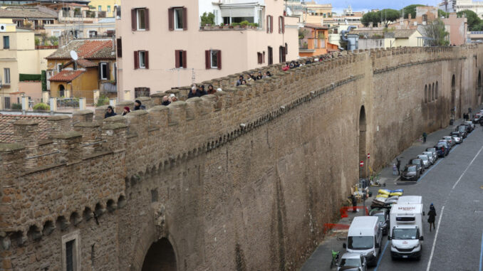 El 'Passetto', un corredor amurallado que une el Vaticano con la fortaleza romana del Castel Sant'Angelo, ofreciendo una atalaya militar y una eventual vía de fuga para los papas a lo largo de los siglos, permitirá el acceso al público para recuperar su importancia en la convulsa historia de la ciudad. EFE/Daniel Cáceres
