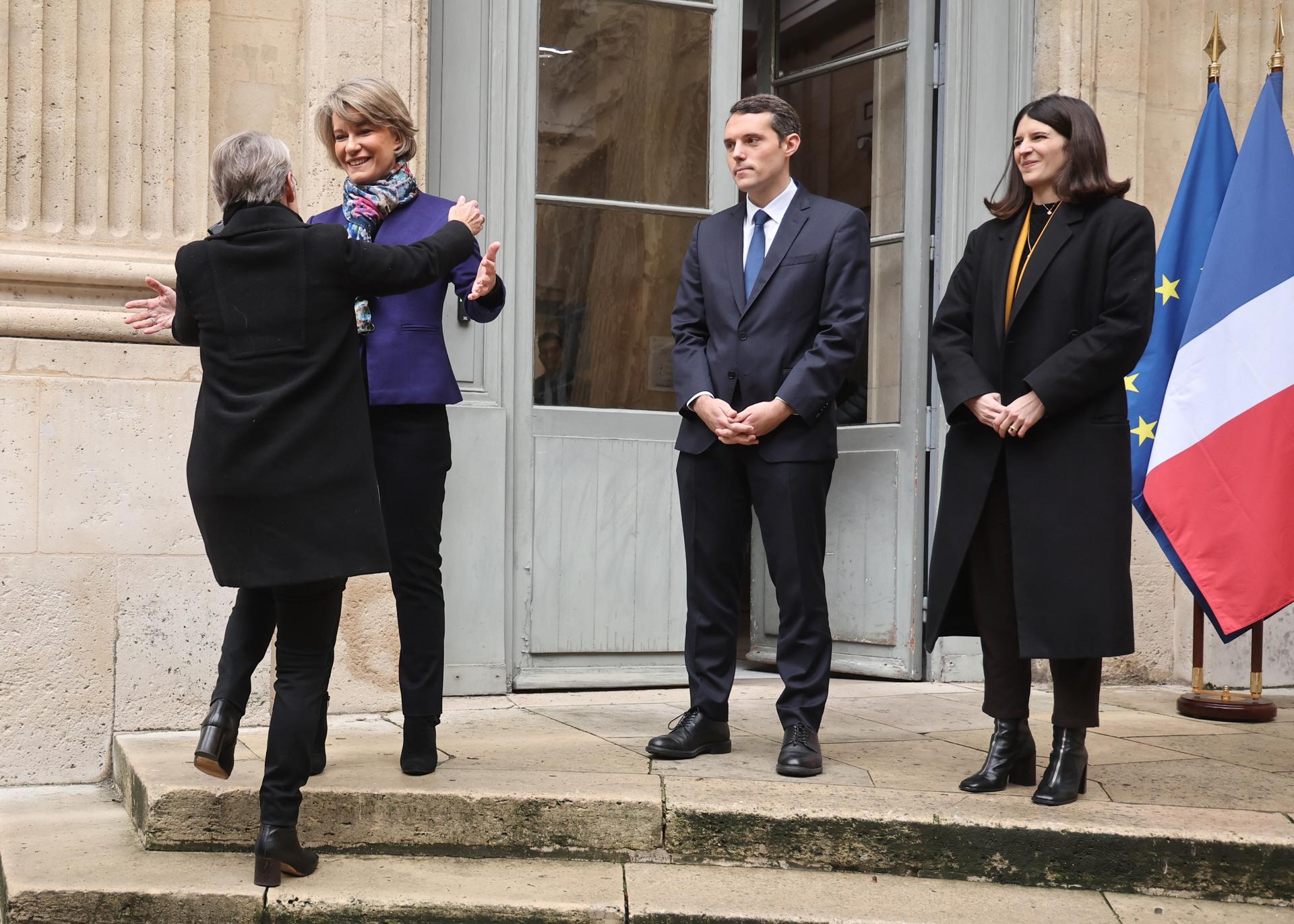 Los integrantes del Gobierno nombrado por el primer ministro francés, François Bayrou, asumieron este martes sus cargos reconociendo que la situación política es muy inestable y que precisarán de alianzas para no correr la misma suerte que el efímero Ejecutivo precedente.  EFE/EPA/TERESA SUAREZ
