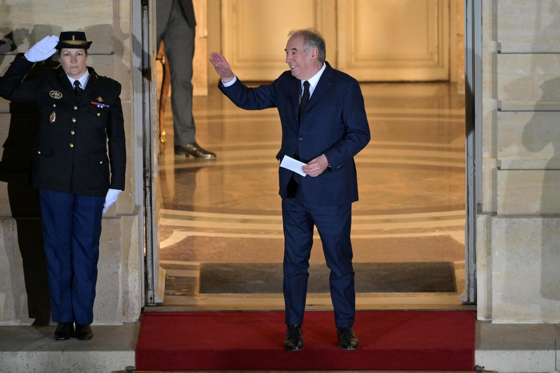 El recién nombrado Primer Ministro François Bayrou saluda al final de la ceremonia de traspaso en el Hotel Matignon en París, Francia, 13 de diciembre de 2024. El presidente francés Macron nombró a François Bayrou como el nuevo primer ministro del país el 13 de diciembre de 2024. La cita sigue a la renuncia del primer ministro Michel Barnier tras una moción de censura en la Asamblea Nacional el 04 de diciembre de 2024. Francia EFE/EPA/BERTRAND GUAY / POOL MAXPPP OUT
