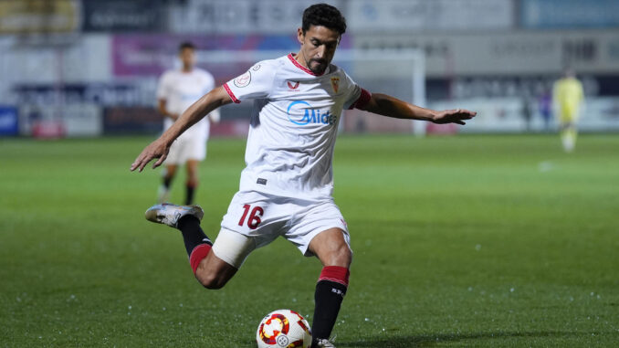 El defensa del Sevilla Jesús Navas en acción durante el partido de segunda ronda de la Copa del Rey, entre el Olot y el Sevilla, en el Nou Estadi Municipal de Olot (Girona)
