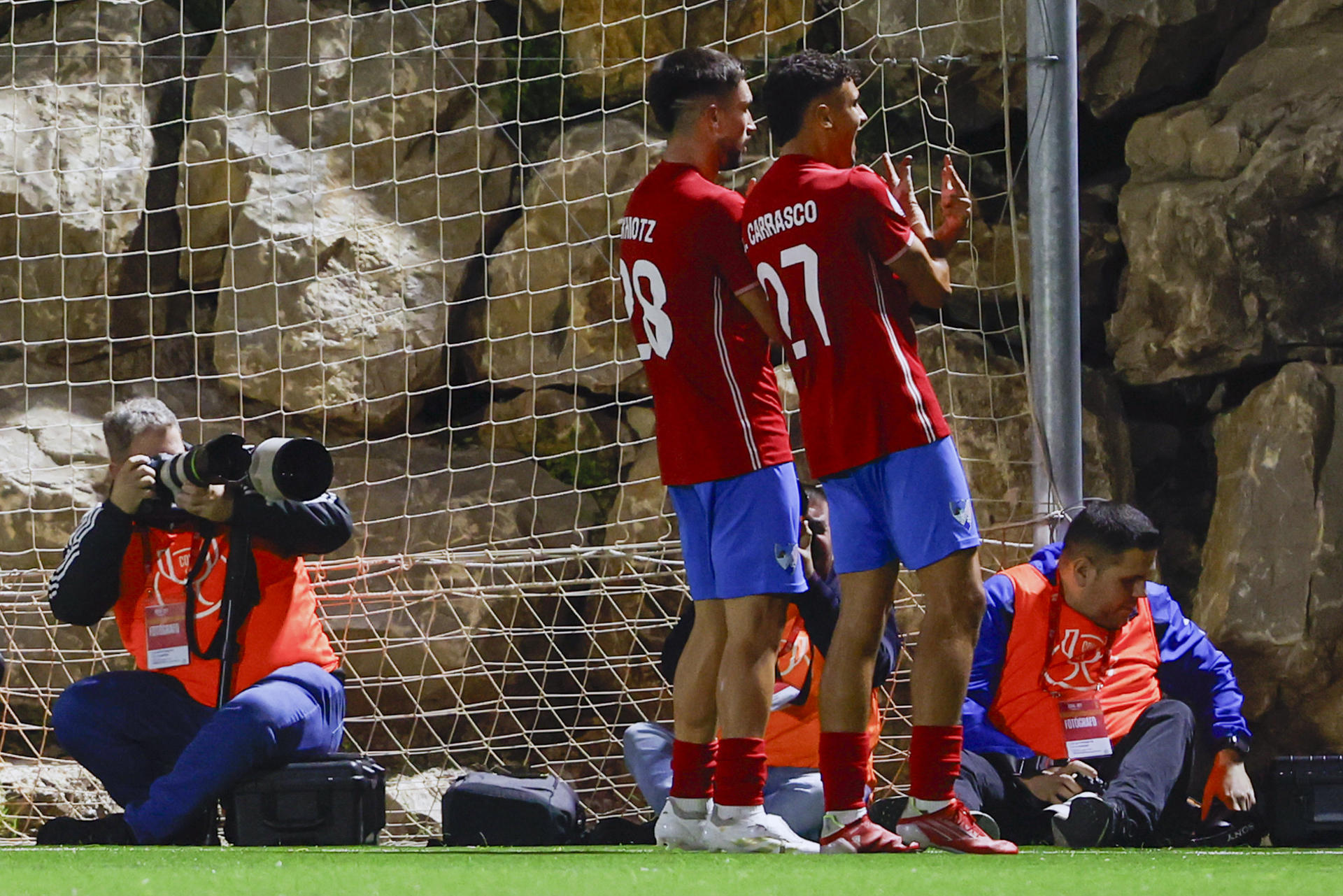 El delantero del Estepona Ekhiotz Orobio (i) celebra su gol, segundo del equipo malagueño, durante el partido de segunda ronda de Copa del Rey que Estepona y Leganés disputan hoy miércoles en el estadio Francisco Muñoz Pérez, en Estepona. EFE/Jorge Zapata
