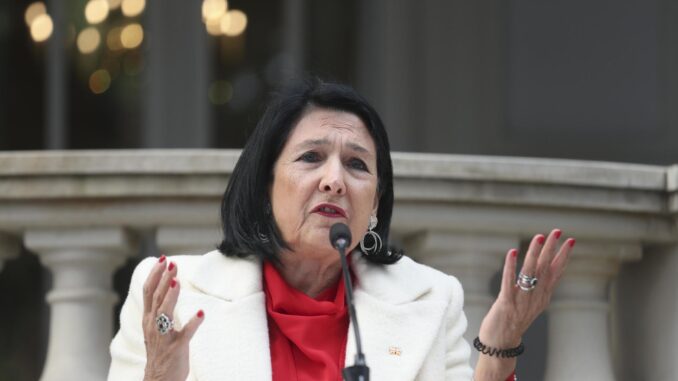 La presidenta saliente de Georgia, Salomé Zourabichvili, pronuncia un discurso en el exterior del Palacio Orbeliani en Tbilisi (Georgia) Los legisladores georgianos eligieron a Mikheil Kavelashvili como nuevo presidente del país. EFE/EPA/DAVID MDZINARISHVILI
