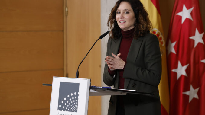 La presidenta de la Comunidad de Madrid, Isabel Díaz Ayuso, se dirige a los medios de comunicación tras el pleno celebrado este viernes en la Asamblea de Madrid. EFE/ Javier Lizón
