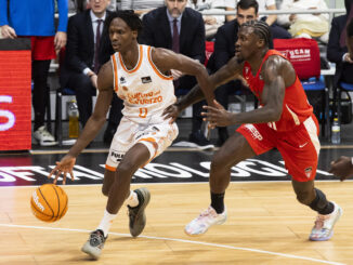 El escolta senegalés de Valencia Basket Brancou Badio (i) controla el balón ante la presión del base estadounidense de UCAM Murcia Dylan Ennis (d), durante el partido de la décimo primera jornada de la liga Endesa jugado en el Palacio de los Deportes de Murcia. EFE/Marcial Guillén