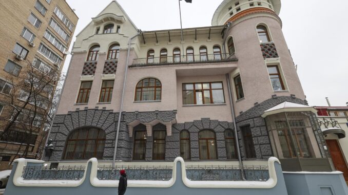 La bandera de la oposición siria ondea en el edificio de la embajada siria en Moscú, Rusia, 09 de diciembre de 2024. 
EFE/EPA/SERGEI ILNITSKY
