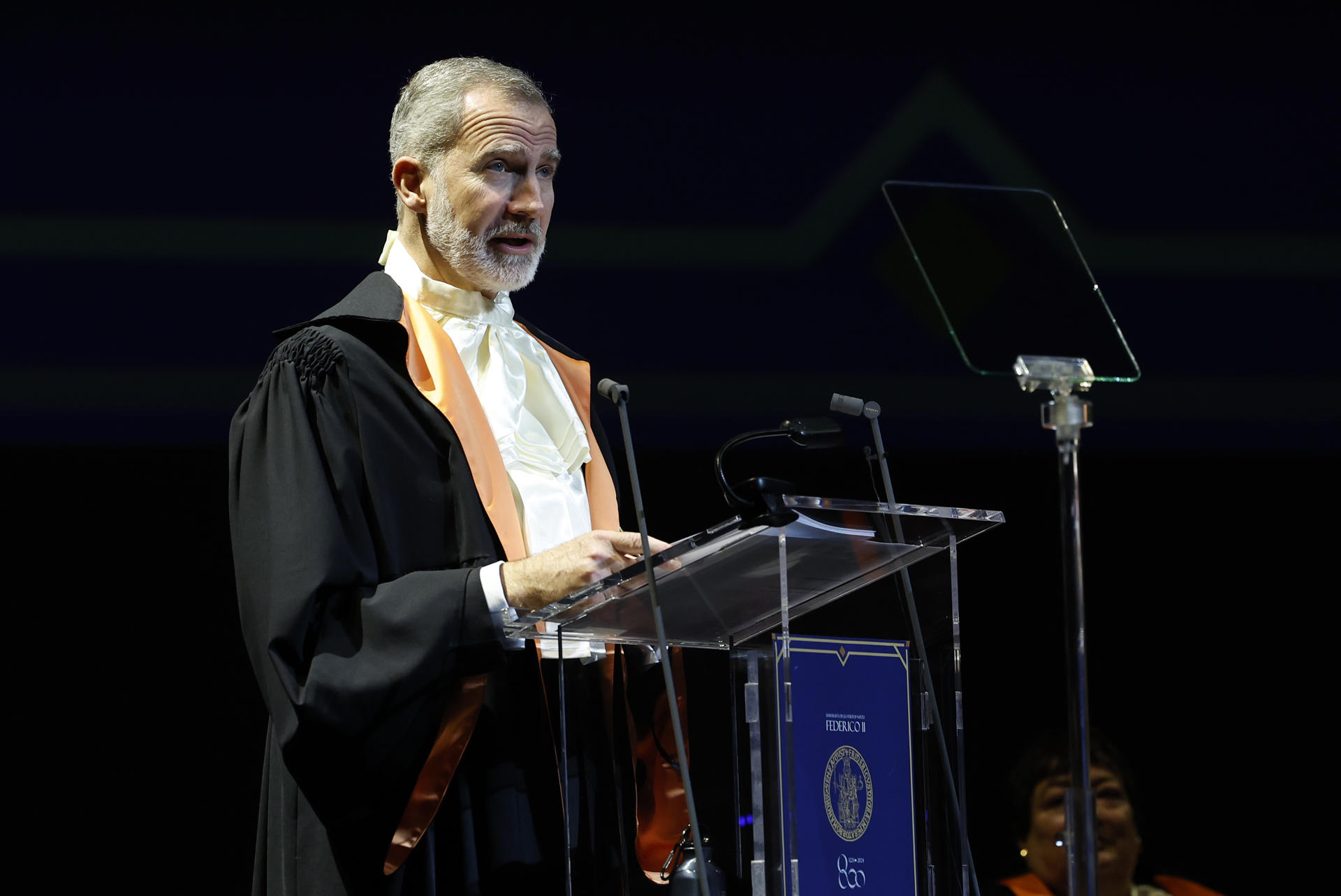 El rey Felipe VI pronuncia un discurso durante una ceremonia celebrada este jueves en el Teatro San Carlos de Nápoles (Italia), en la que ha sido investido como Doctor Honoris Causa por la Universidad Federico II de Nápoles, coincidiendo con el VIII centenario de su fundación, en el ámbito de su viaje oficial que finaliza hoy. EFE/ Chema Moya
