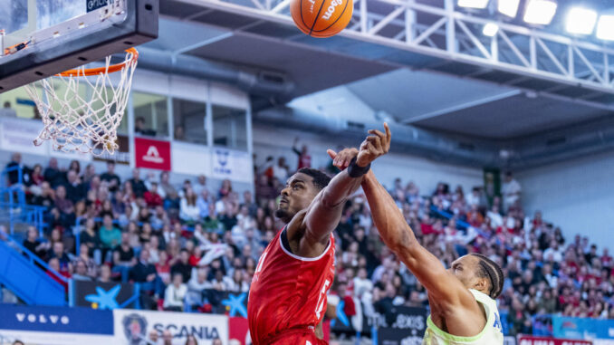 El base belga del Baxi Manresa Retin Obasohan (i) entra a canasta ante el alero americano del Barça Justin Anderson (d) durante el encuentro de la jornada 9 de la Liga Endesa entre el Baxi Manresa y Barça, disputado este domingo en el Pabellón Nou Congost de Manresa. EFE/Siu Wu
