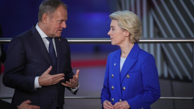 El ex presidente del Consejo Europeo y ex primer ministro de Polonia, Donald Tusk (izquierda), habla con la presidenta de la Comisión Europea, Ursula von der Leyen, después de participar en la foto oficial de la ceremonia conmemorativa por los 50 años del Consejo Europeo en la Cumbre de la UE en Bruselas, Bélgica, el 19 de diciembre de 2024. Los líderes de la UE se están reuniendo en Bruselas para discutir sobre Ucrania, la UE en el mundo, Oriente Medio, la resiliencia y la preparación, la migración y cuestiones de política exterior.  (Bélgica, Polonia, Ucrania, Bruselas) EFE/EPA/OLIVIER MATTHYS
