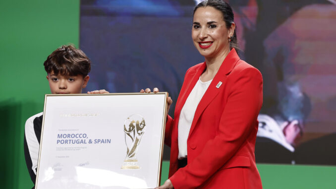 La nueva presidenta interina de la RFEF, María Ángeles García Chaves'Yaye' (d), recoge el diploma que acredita a España, junto a Marruecos y Portugal, como sedes organizadoras del Mundial de fútbol 2030 de la FIFA , este miércoles en Las Rozas (Madrid). EFE/ Sergio Pérez
