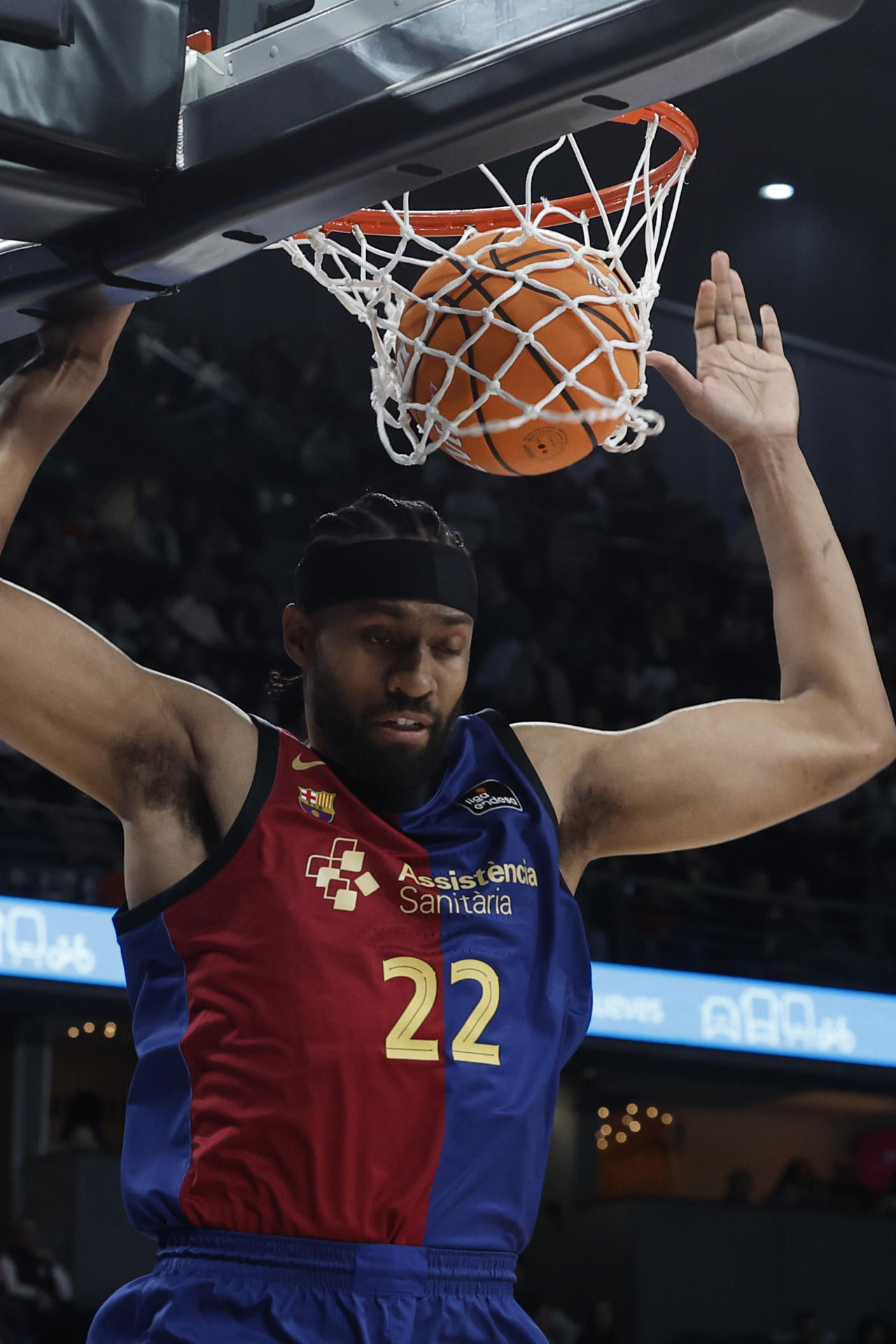 El ala-pívot estadounidense del Barcelona Jabari Parker hace un mate durante el partido de la Liga Endesa entre Real Madrid y FC Barcelona, este domingo en Madrid. EFE/ Chema Moya
