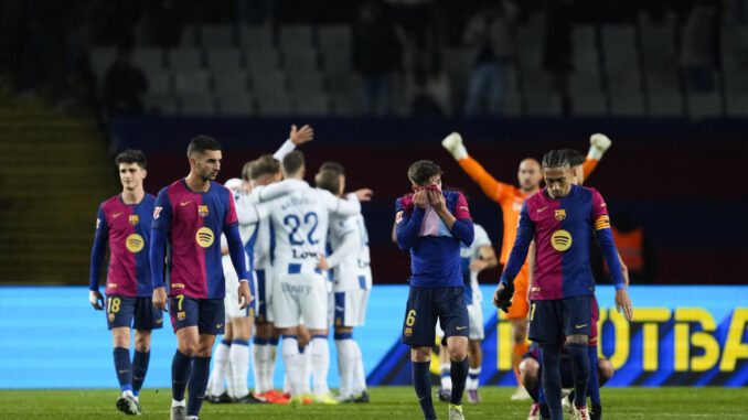 Los jugadores del FC Barcelona tras el partido de la jornada 17 de LaLiga que FC Barcelona y CD Leganés disputaron este domingo en el estadio Lluís Companys, en Barcelona. EFE/Alejandro García
