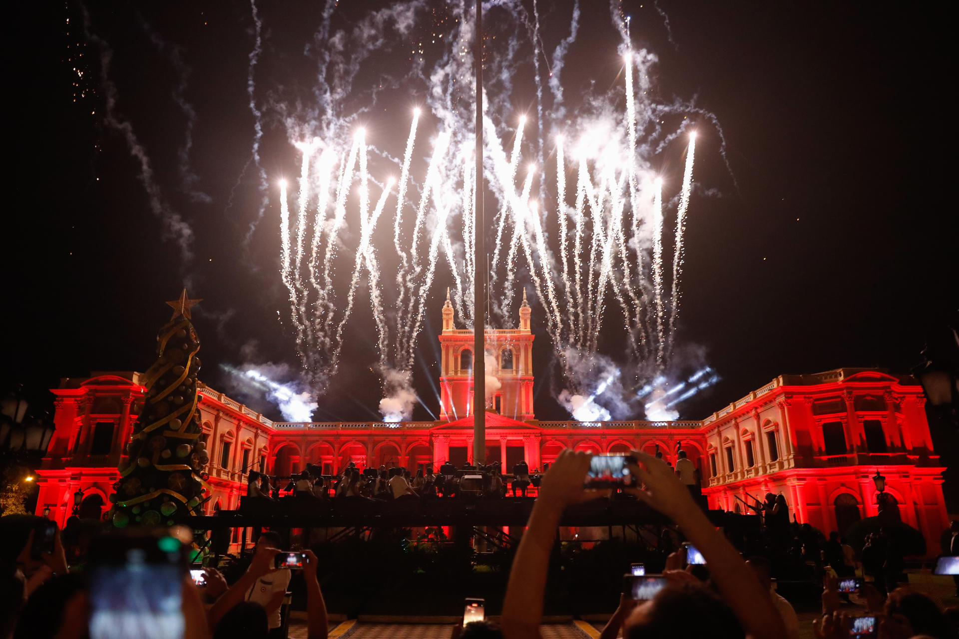 Asistentes toman fotografías durante la inauguración de la navidad este sábado, en Asunción (Paraguay).EFE/ Juan Pablo Pino
