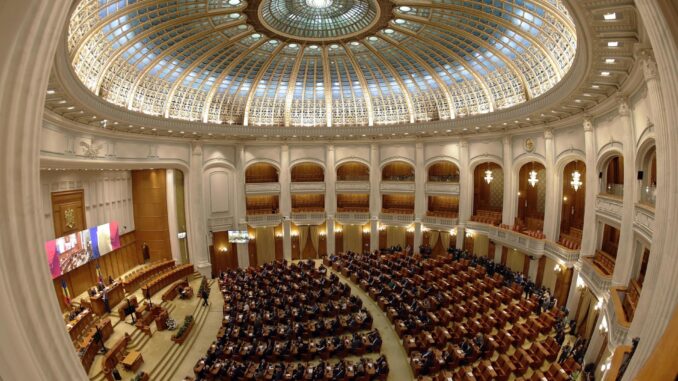 Los legisladores asisten a la primera sesión plenaria de la nueva asamblea del Parlamento en Bucarest, Rumanía, el 20 de diciembre de 2024. El presidente rumano Iohannis convocó una sesión conjunta de las dos cámaras del nuevo parlamento, que fue elegido en las elecciones del 01 de diciembre. (Elecciones, Rumanía, Bucarest) EFE/EPA/ROBERT GHEMENT
