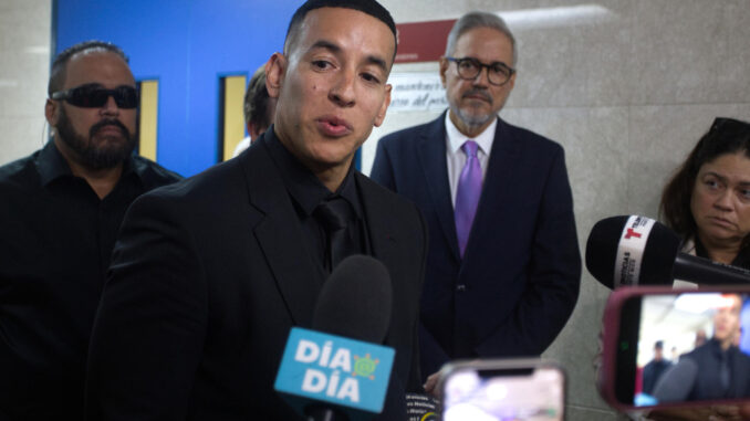 Fotografía de archivo del pasado 20 de diciembre del reguetonero puertorriqueño Daddy Yankee, mientras habla con medios de comunicación a su salida de una audiencia en San Juan (Puerto Rico).EFE/Thais Llorca
