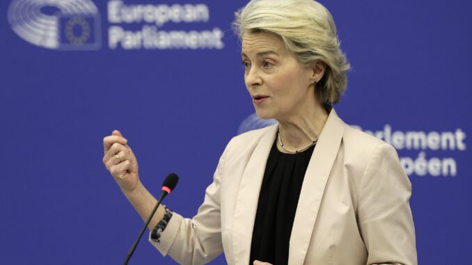 Fotografía de archivo de la presidenta de la Comisión Europea, Ursula von der Leyen, en una conferencia de prensa tras la elección de los comisarios designados en el Parlamento Europeo en Estrasburgo, Francia, el 27 de noviembre de 2024. EFE/EPA/Ronald Wittek
