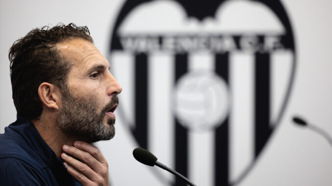 El entrenador del Valencia CF, Rubén Baraja, en una foto de archivo. EFE/Biel Aliño
