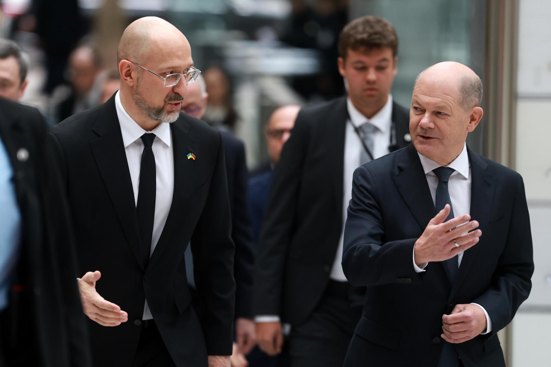 El Canciller alemán Olaf Scholz (D) gesticula junto al Primer Ministro ucraniano Denys Shmyhal (I) en el 7º Foro de Negocios Germano-Ucraniano en Berlín, Alemania, 11 de diciembre de 2024. El 7.º Foro Empresarial Germano-Ucraniano se lleva a cabo bajo el lema 'Más fuertes juntos'. Asegurando el futuro.’ (Alemania, Ucrania) EFE/EPA/CLEMENS BILAN
