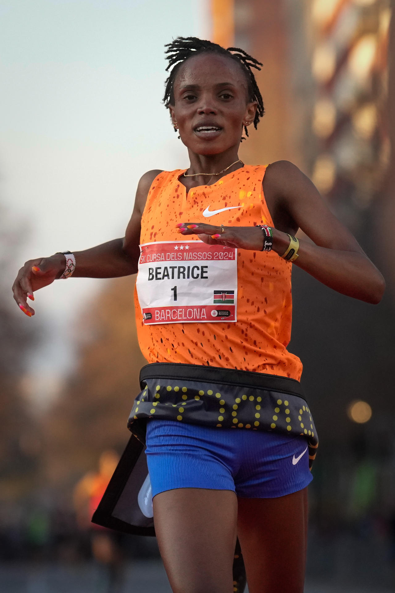 La keniana Beatrice Chebet, doble campeona olímpica de 5.000 y 10.000 metros en los Juegos de París 2024, ha logrado bajar en diecinueve segundos el récord del mundo de 5km en ruta que ella misma ostentaba para dejarlo este martes en 13:54 y proclamarse de nuevo ganadora de la Cursa del Nassos. EFE/ Enric Fontcuberta
