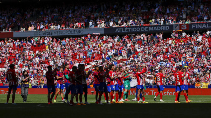 Los jugadores del Atlético de Madrid saludan a la afición en una foto de archivo. EFE/ Rodrigo Jiménez
