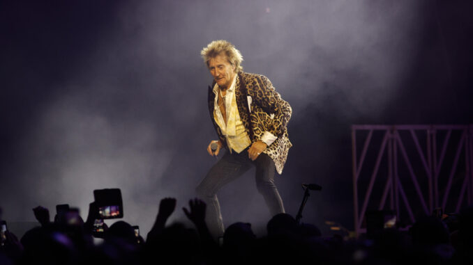 El músico británico Rod Stewart, que posee una de las carreras mas largas del pop-rock, lleva a la ciudad de Coruña su show One Last Time, este domingo en el coliseúm de A Coruña. EFE/ Kiko Delgado
