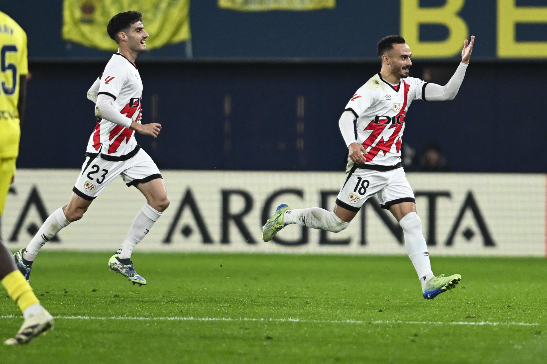 El centrocampista del Rayo Álvaro García (d) celebra tras marcar ante el Villarreal, durante el partido de LaLiga que Villarreal CF y Rayo Vallecano disputan este miércoles en el estadio de La Cerámica. EFE/Andreu Esteban
